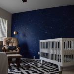 Pintura de parede especial – e espacial – para o quarto do bebê
