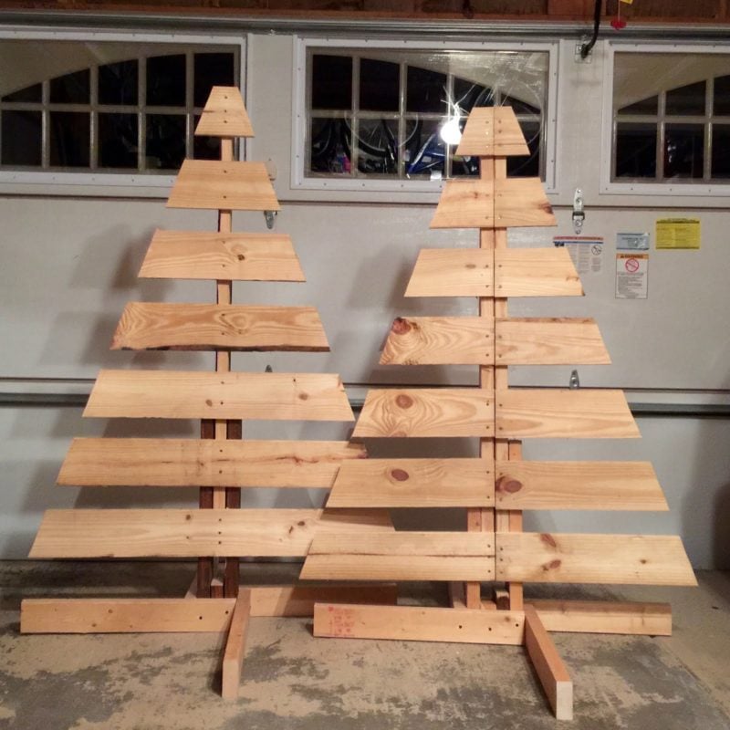 Como montar duas árvores de Natal a partir de um único pallet - Simplichique